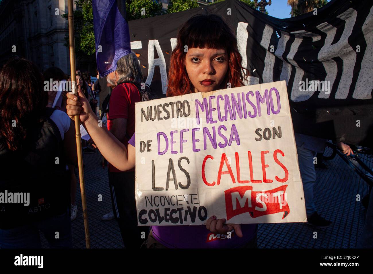 Buenos Aires, capitale fédérale, Argentine. 12 novembre 2024. 12 novembre 2024, Buenos Aires, Argentine : avec moins de personnes que la précédente, .L'Association syndicale des enseignants de l'Université de Buenos Aires a appelé à une nouvelle marche .fédérale en défense de l'éducation publique, qui a eu lieu aujourd'hui, mardi, de .l'Obélisque à la Plaza de Mayo. La mobilisation vise à rendre visible la situation critique que traversent les universités publiques et la nécessité urgente d’améliorer les conditions de financement et de rémunération des enseignants universitaires, après confirmation du Congrès. Crédit : ZUMA Press, Inc/Alamy Banque D'Images