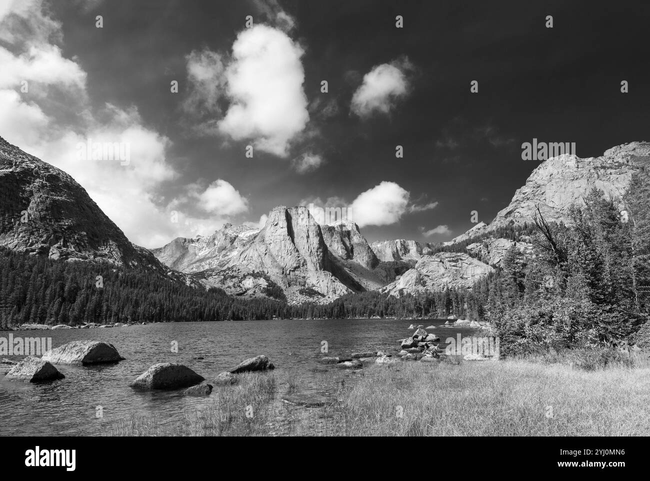 WY01759-00-BW....... WYOMING - vue sur Cathedral Peak depuis Middle Lake dans la région sauvage de Popo Agie de la chaîne de Wind River, forêt nationale de Shoshone. Banque D'Images