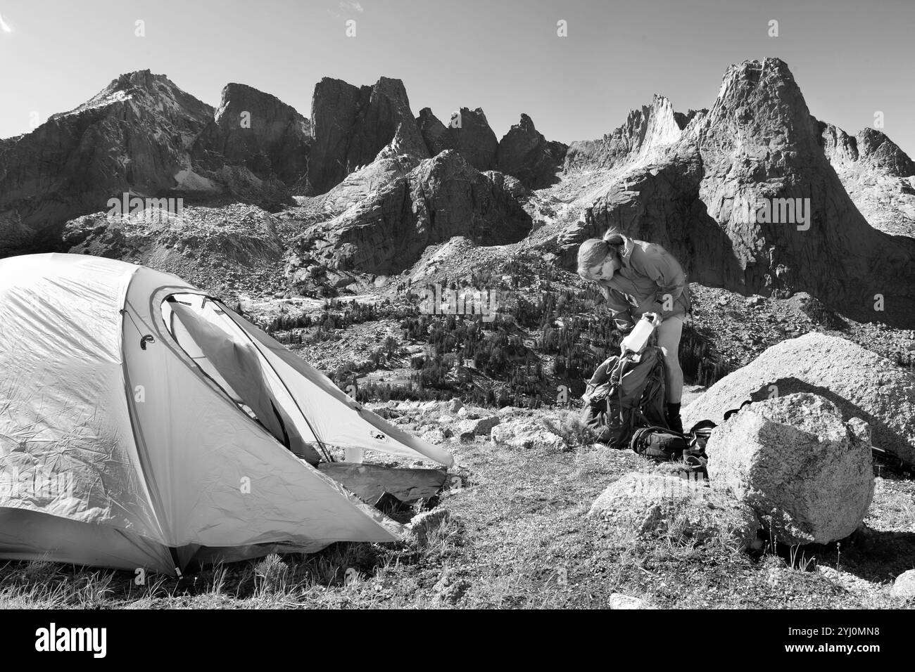 WY01770-00-BW....... WYOMING - campement dans la région du Cirque of Towers, dans la chaîne de la rivière à vent sauvage Popo Agie, dans la forêt nationale de Shoshone. (MR# S1) Banque D'Images