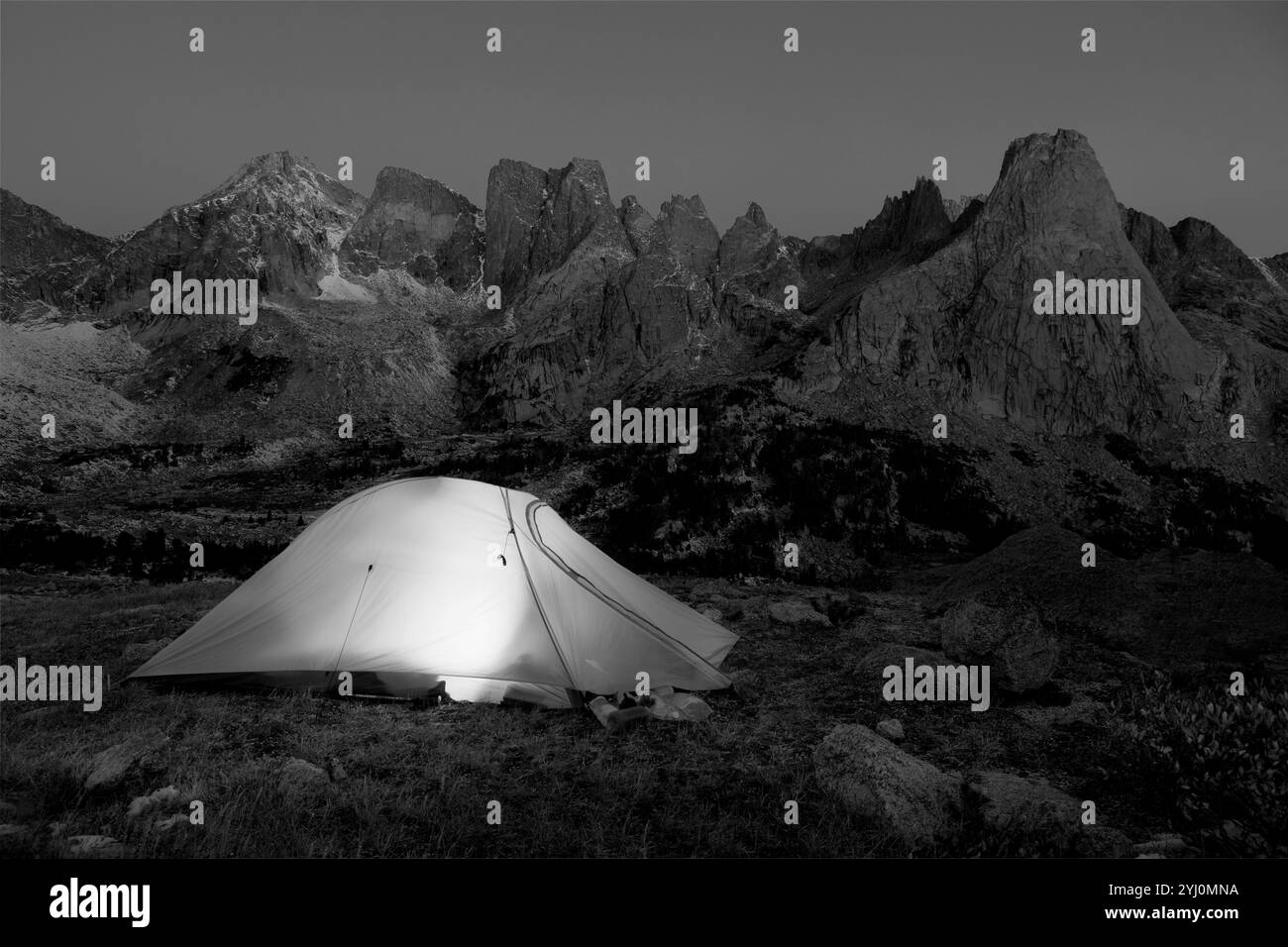 WY01772-00-BW...... WYOMING - campement dans la région du Cirque of Towers, dans la chaîne de la rivière à vent sauvage Popo Agie, dans la forêt nationale de Shoshone. Banque D'Images