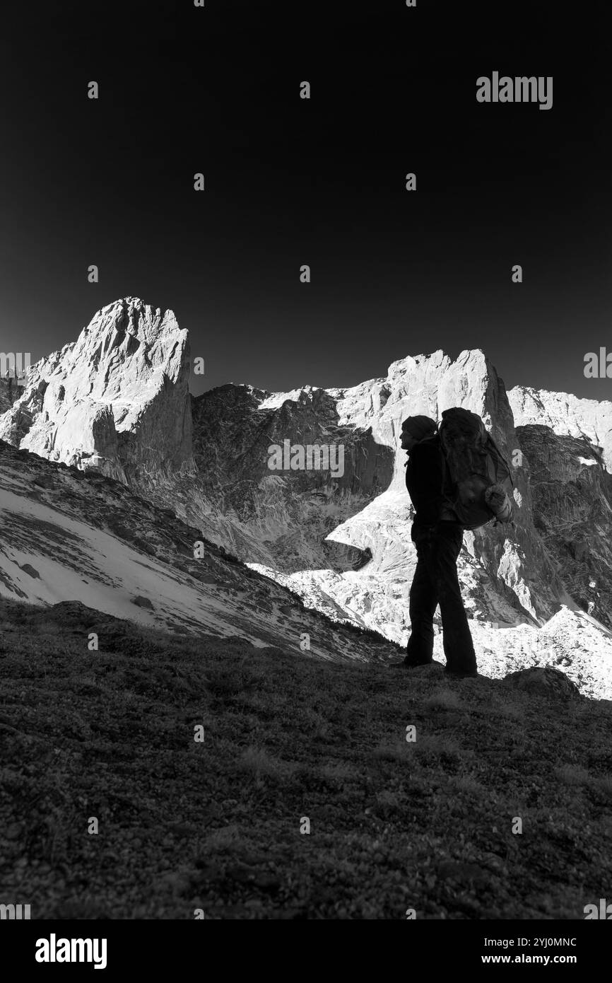 WY01774-00-BW...... WYOMING - Backpacker dans la région du Cirque of Towers de la nature sauvage de Popo Agie dans la chaîne de Wind River, Shoshone National Forest. (M Banque D'Images
