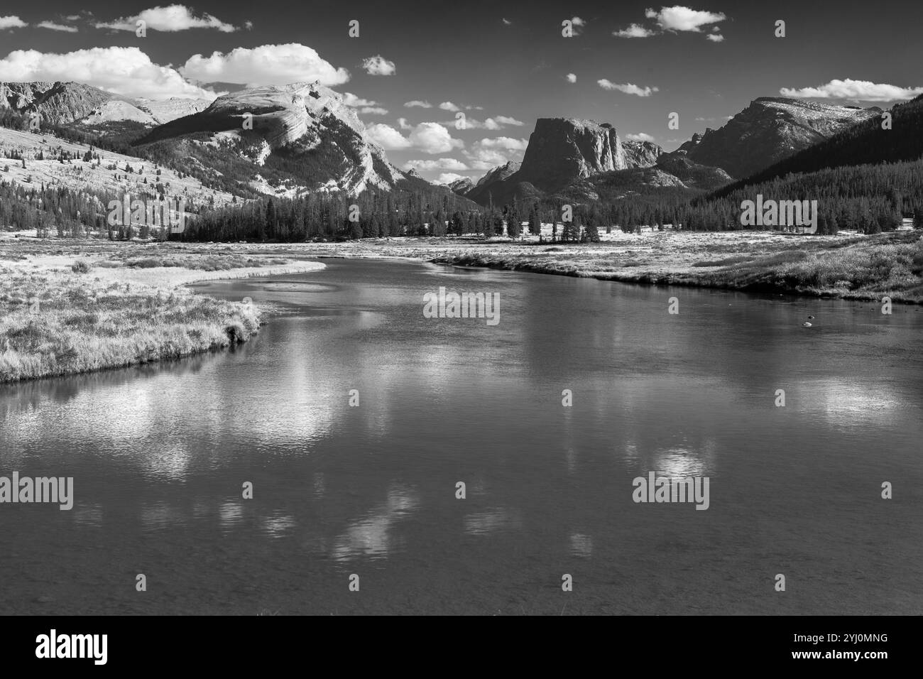 WY01789-00-BW........ WYOMING - vue sur la rivière Green avec Squaretop Mountain à proximité du terrain de camping Green River Lakes. Banque D'Images