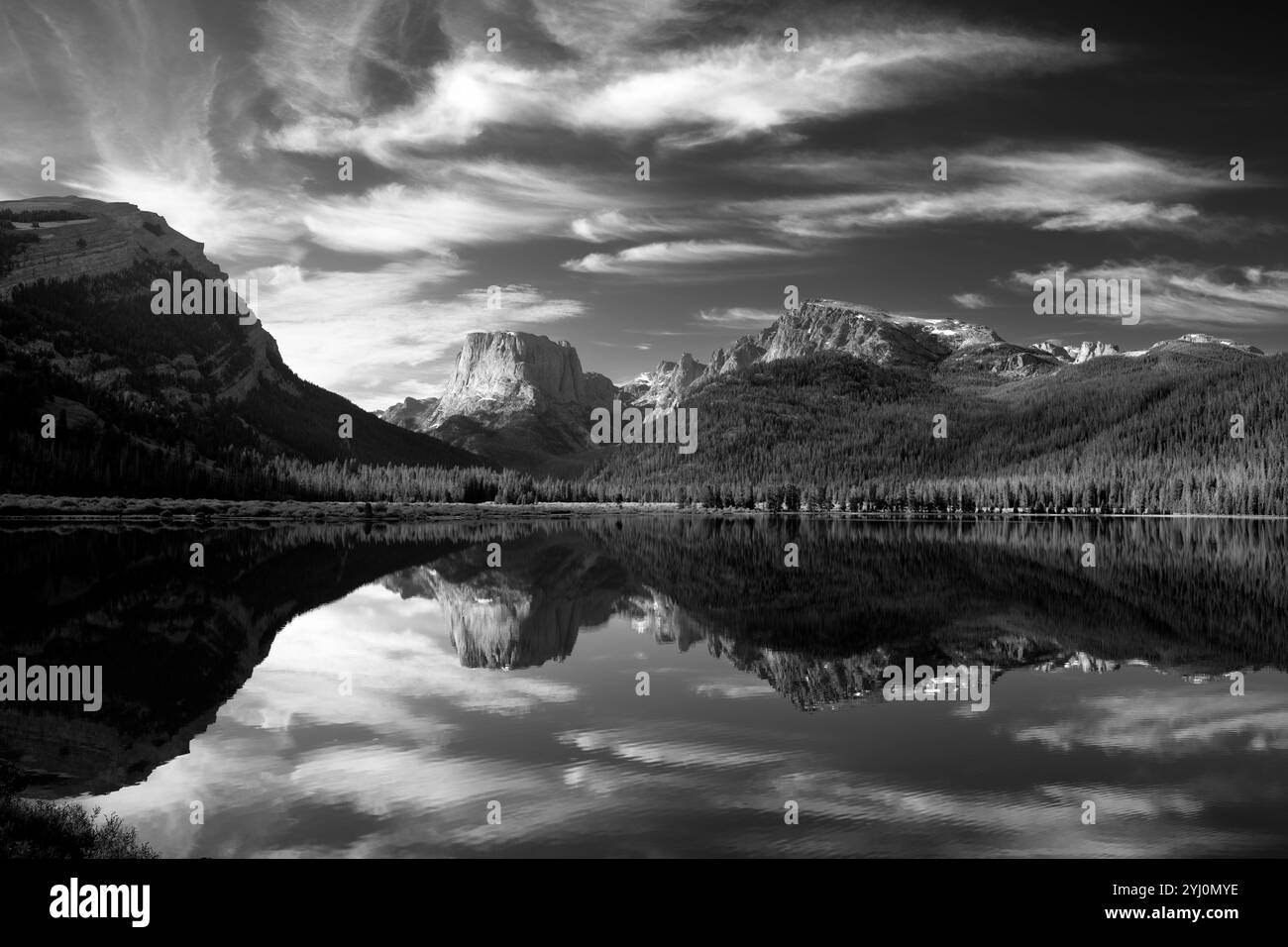 WY05405-00-BW....WYOMING - la montagne Squaretop et la chaîne de Wind River se reflètent dans le lac Green River le long du sentier Highline/Continental Divide Trai Banque D'Images