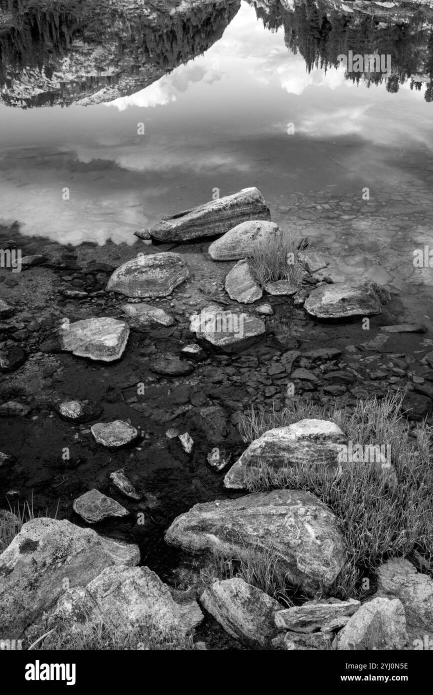 WY05410-00-BW....... WYOMING - passez le lac le long de Highline Trail/Continental Divide Trail, Bridger Wilderness, Bridger National Forest. Banque D'Images