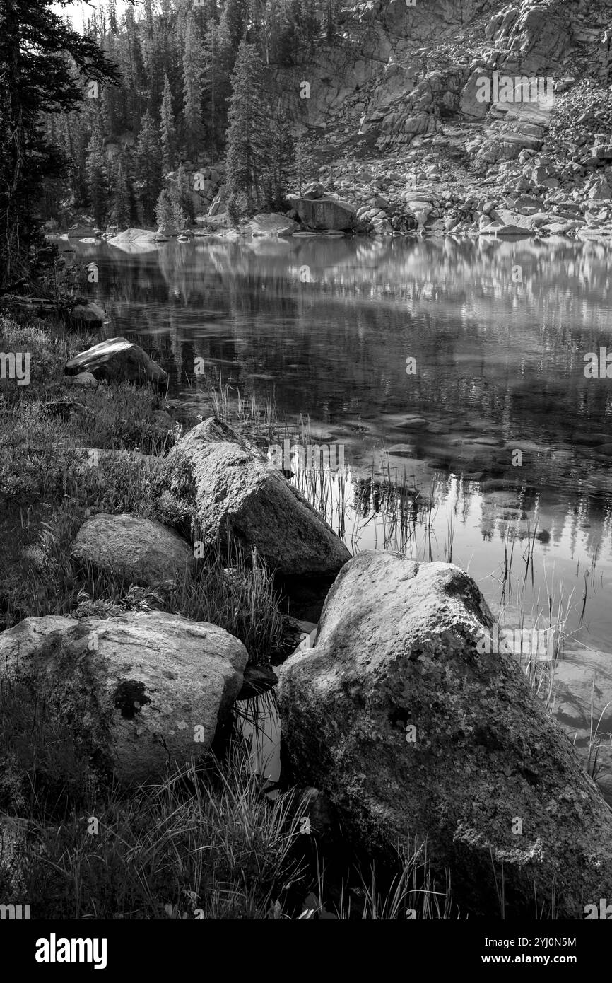 WY05422-00-BW........ WYOMING - Twin Lake au-dessus de Porcupine Canyon, Twin Lakes Trail, Bridger Wilderness, Bridger National Forest. Banque D'Images