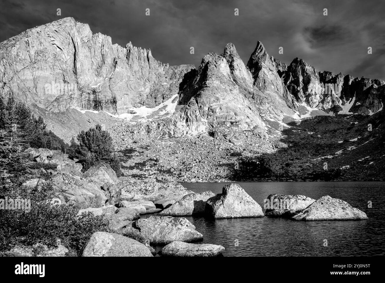 WY05423-00-BW....WYOMING - Shadow Lake et le Cirque of Towers, Bridger Wilderness, Bridger National Forest. Banque D'Images