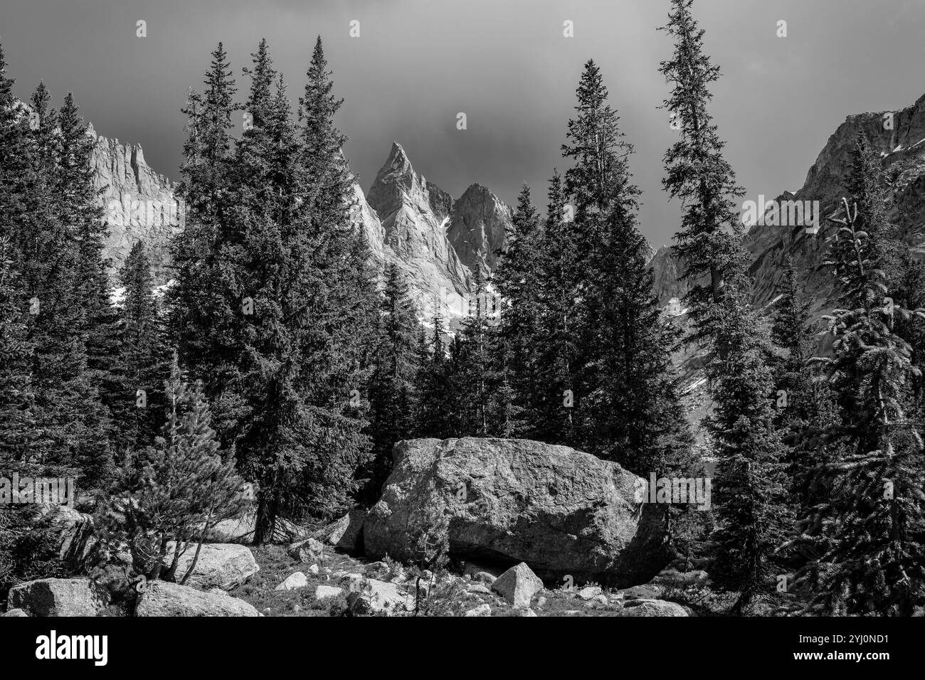 WY05426-00-BW....WYOMING - les arbres et le Cirque des Tours vus depuis Shadow Lake, Bridger Wilderness, Bridger National Forest. Banque D'Images