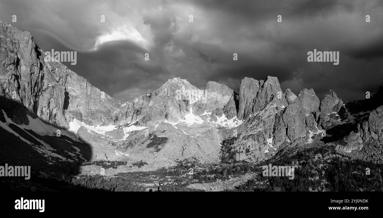 WY05446-00-BW....WYOMING -lever du soleil sur le Cirque des Tours depuis Jackass Pass, Popo Agie Wilderness, Shoshone National Forest. Banque D'Images