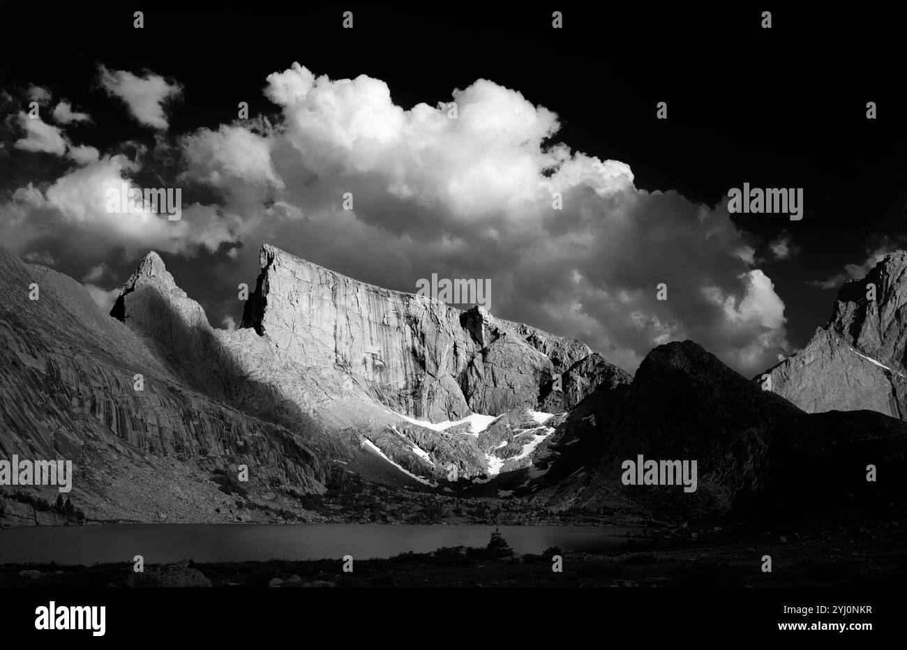 WY05456-00-BW....WYOMING - East Temple Peak et Lost Temple Spire au-dessus de Deep Lake, Bridger Wilderness, Bridger National Forest. Banque D'Images