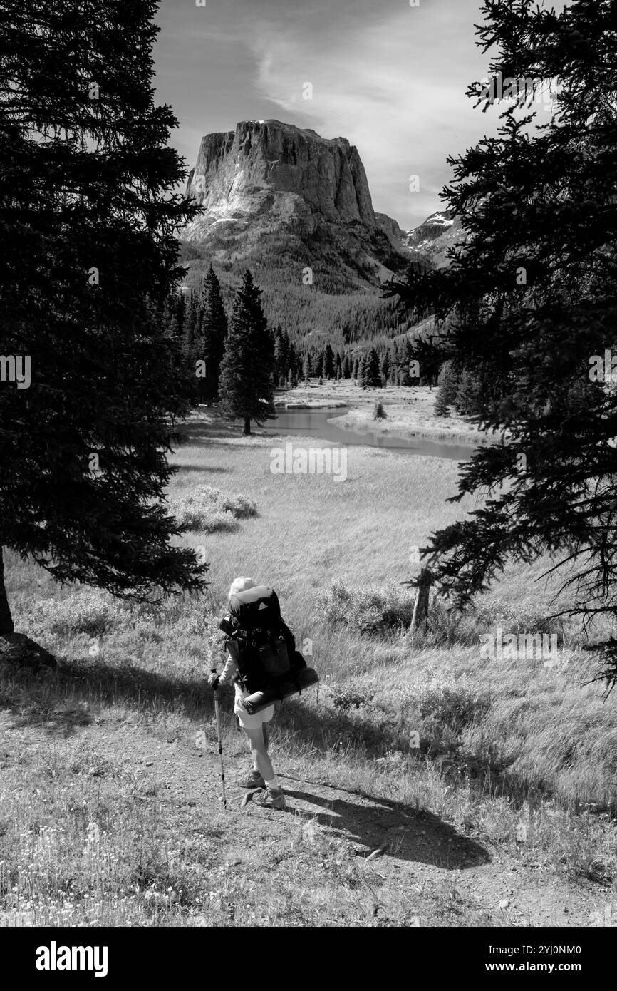 WY05460-00-BW....WYOMING - femme âgée faisant de la randonnée sur le sentier Highline/Continental Divide près du lac Green River dans la nature sauvage de Bridger, Bridger National Banque D'Images