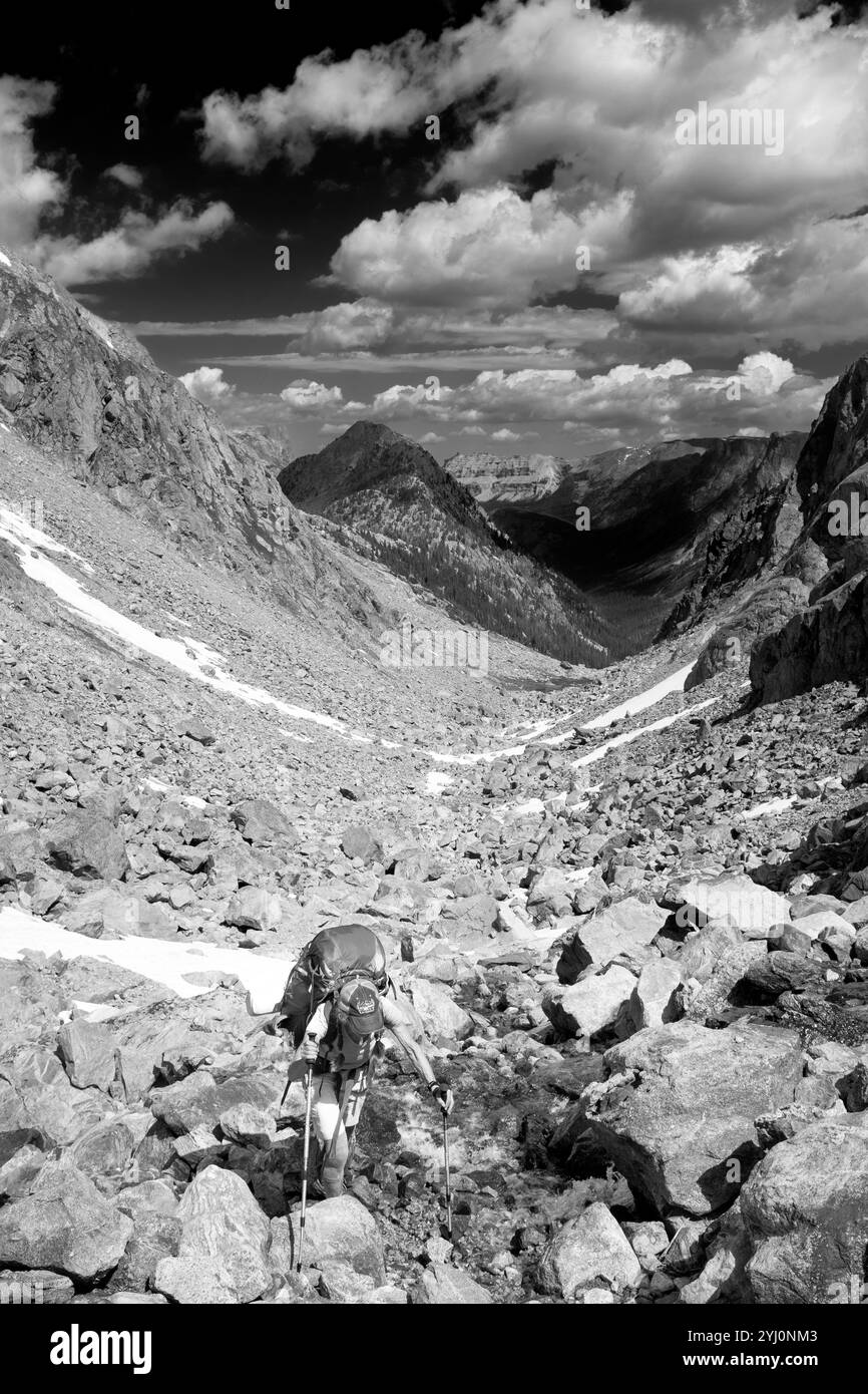 WY05466-00-BW....WYOMING - femme âgée qui monte Cube Rock Pass lors d'une randonnée sur le Glacier Trail/Continental Divide Trail dans la nature sauvage de Bridger Banque D'Images
