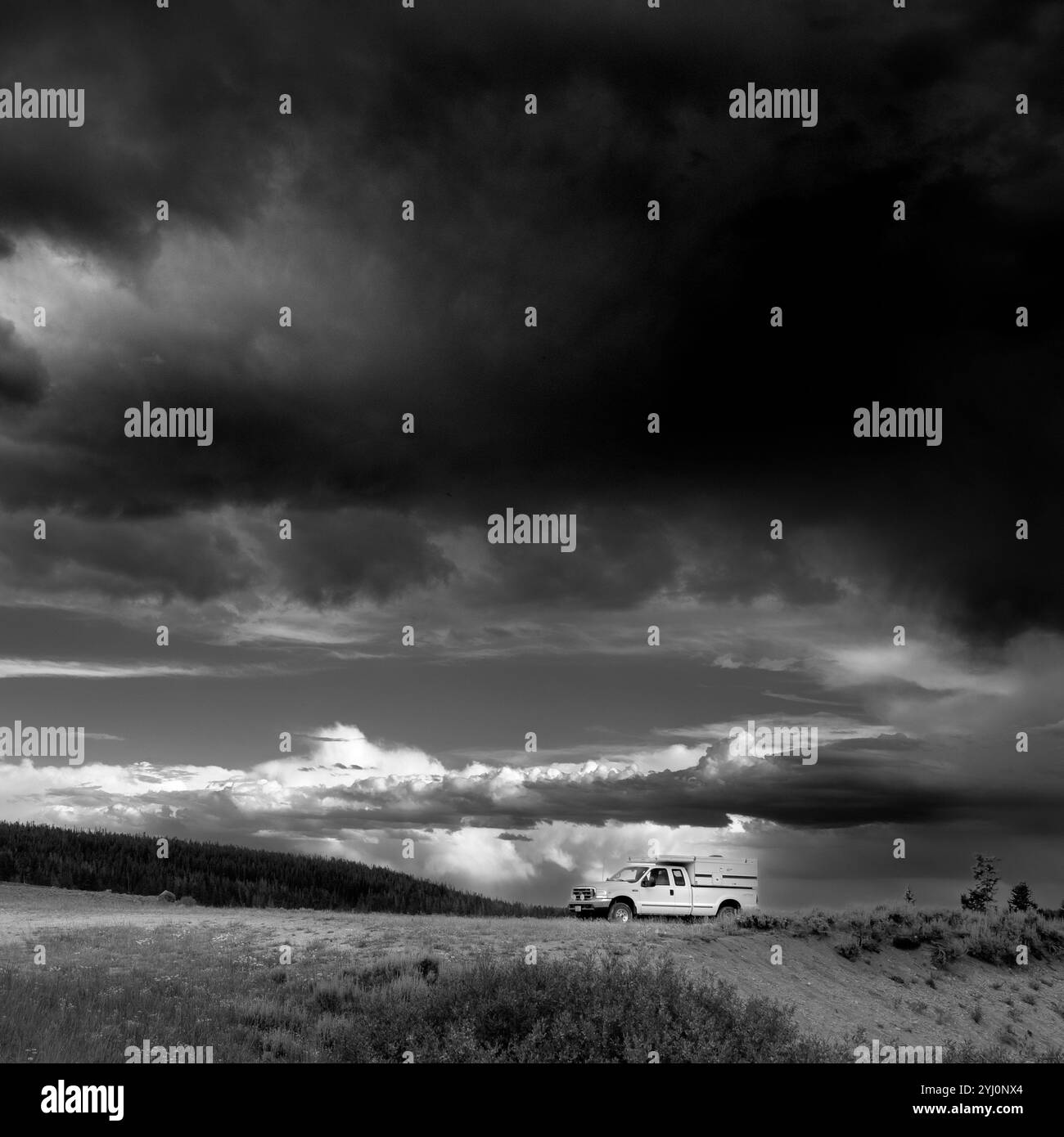 WY05493-00-BW....WYOMING - camion Ford F250 et nuages de tempête. Big Sandy Trailhead. Forêt nationale de Bridger Banque D'Images