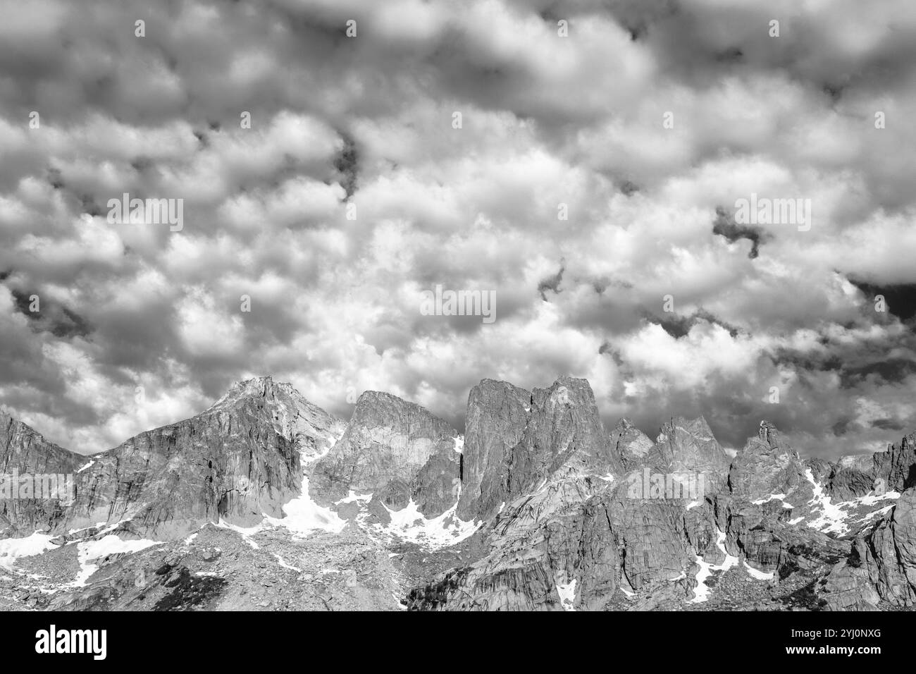 WY05706-00-BW..... WYOMING - le Cirque des Tours et des nuages depuis Jackass Pass/Big Sandy Pass, Popo Agie Wilderness, Shoshone National Forest. Banque D'Images