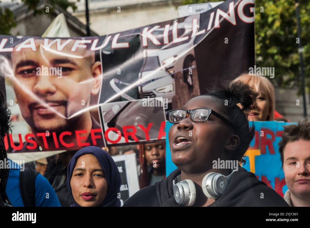 Londres, Royaume-Uni. 28 octobre 2017. Ajibola Lewis, la mère d'Olaseni Leiws, tuée par la police en 2010, parle lors du rassemblement de la United Families and Friends Campaign à Downing St. Son enquête a conclu que « la force excessive, les techniques d’observance de la douleur et les multiples contraintes mécaniques » utilisées par la police sur Lewis « étaient disproportionnées et déraisonnables » et étaient susceptibles d’avoir entraîné sa mort d’une lésion cérébrale hypoxique et d’un arrêt cardiorespiratoire. La famille veut que le Crown Prosecution Service reconsidère l'affaire, afin que les agents impliqués dans la contrainte puissent être amenés à répondre de leurs actes Banque D'Images