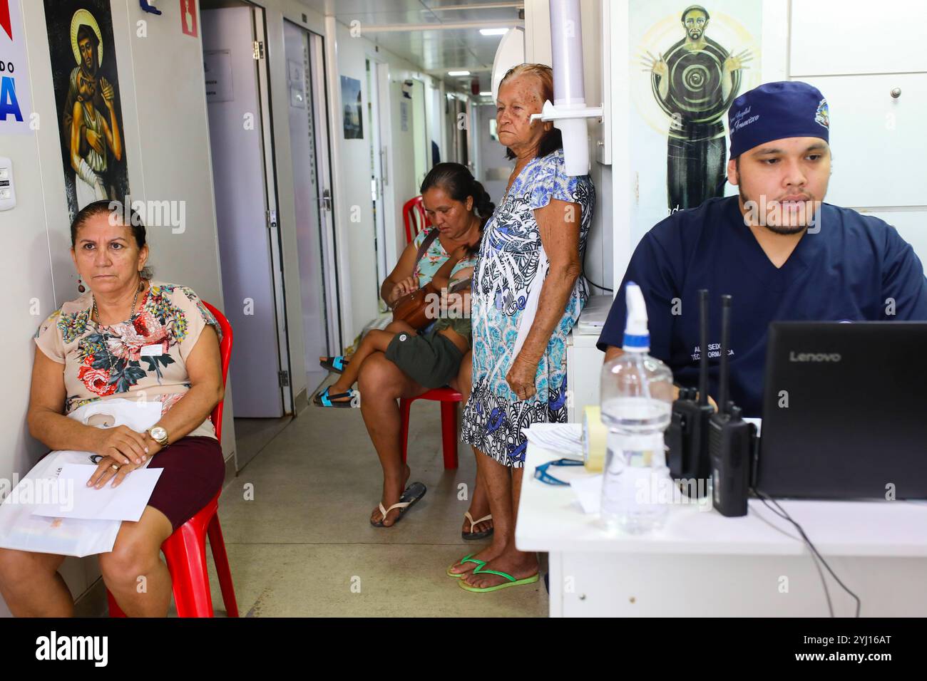 Monte Alegre, para, Brésil. 24 novembre 2023. La zone de réception du bateau de l'Hôpital du Pape François est représentée. A Monte-Alegre, au Brésil, au milieu de la forêt amazonienne, le bateau-hôpital du Pape François, fondé et géré par la Fraternité Saint François d’assise dans la Providence de Dieu, rencontre les habitants locaux pour pallier le manque d’infrastructures sanitaires dans une région marquée par l’exploitation minière et les effets du changement climatique. (Crédit image : © Apolline Guillerot-Malick/SOPA images via ZUMA Press Wire) USAGE ÉDITORIAL SEULEMENT! Non destiné à UN USAGE commercial ! Banque D'Images