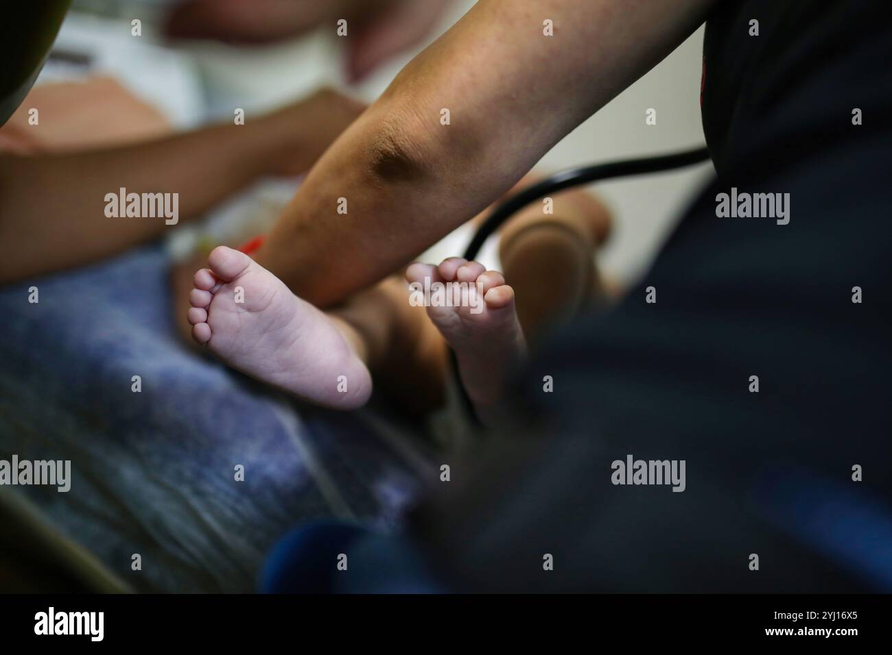 Une consultation pédiatrique est en cours à l’hôpital du bateau du Pape François. A Monte-Alegre, au Brésil, au milieu de la forêt amazonienne, le bateau-hôpital du Pape François, fondé et géré par la Fraternité Saint François d’assise dans la Providence de Dieu, rencontre les habitants locaux pour pallier le manque d’infrastructures sanitaires dans une région marquée par l’exploitation minière et les effets du changement climatique. Banque D'Images