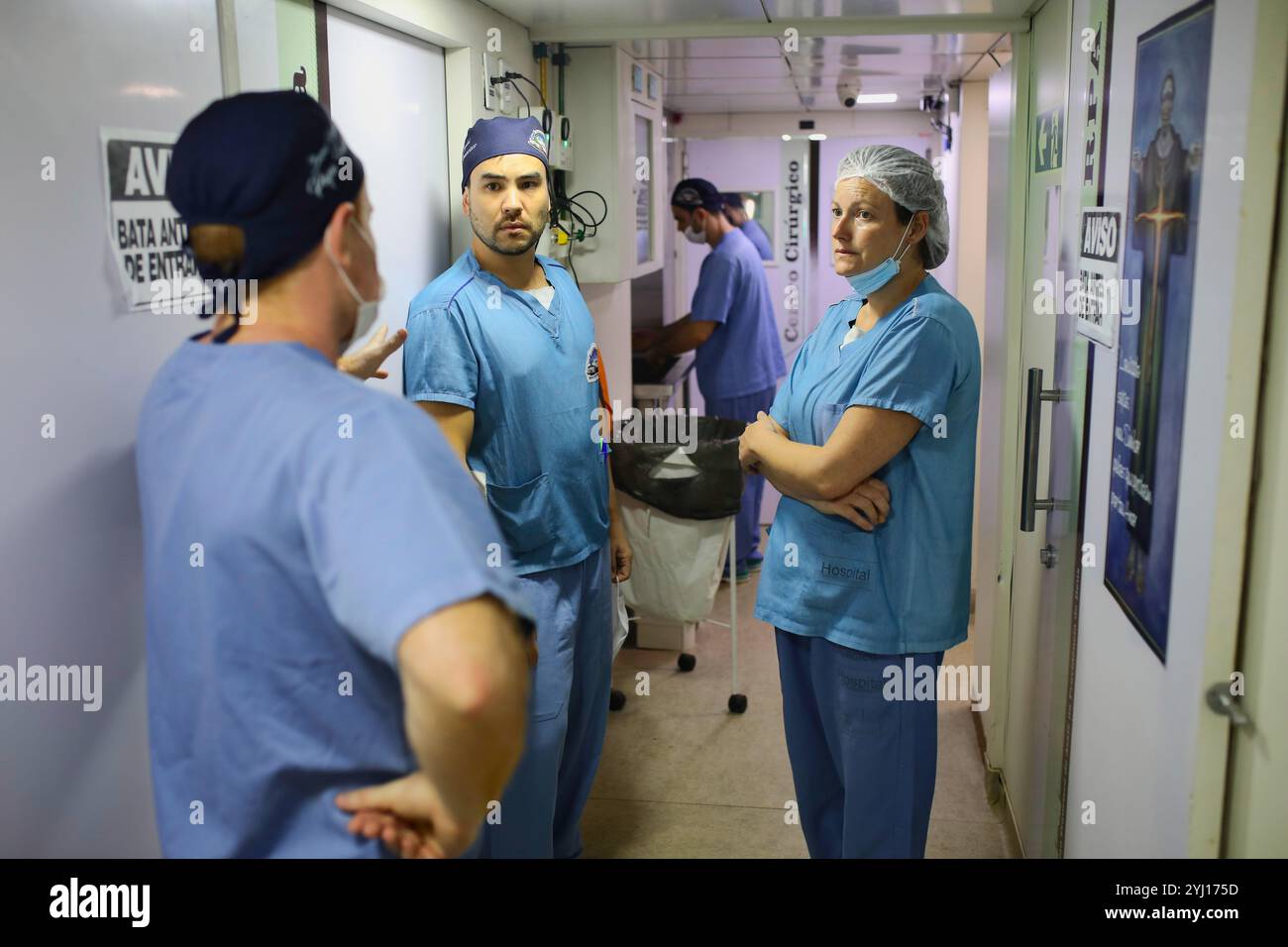 Monte Alegre, para, Brésil. 24 novembre 2023. Des médecins et des infirmières discutent dans le couloir du bateau de l'hôpital du Pape François. A Monte-Alegre, au Brésil, au milieu de la forêt amazonienne, le bateau-hôpital du Pape François, fondé et géré par la Fraternité Saint François d’assise dans la Providence de Dieu, rencontre les habitants locaux pour pallier le manque d’infrastructures sanitaires dans une région marquée par l’exploitation minière et les effets du changement climatique. (Crédit image : © Apolline Guillerot-Malick/SOPA images via ZUMA Press Wire) USAGE ÉDITORIAL SEULEMENT! Non destiné à UN USAGE commercial ! Banque D'Images