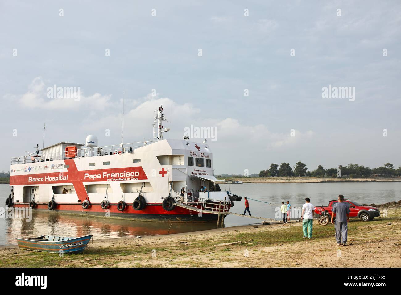 Une fois amarré dans la communauté Parico, le bateau-hôpital du Pape François reçoit ses premiers patients du matin. Une moyenne de 350 patients sont reçus quotidiennement. A Monte-Alegre, au Brésil, au milieu de la forêt amazonienne, le bateau-hôpital du Pape François, fondé et géré par la Fraternité Saint François d’assise dans la Providence de Dieu, rencontre les habitants locaux pour pallier le manque d’infrastructures sanitaires dans une région marquée par l’exploitation minière et les effets du changement climatique. (Photo Apolline Guillerot-Malick/SOPA images/Sipa USA) Banque D'Images