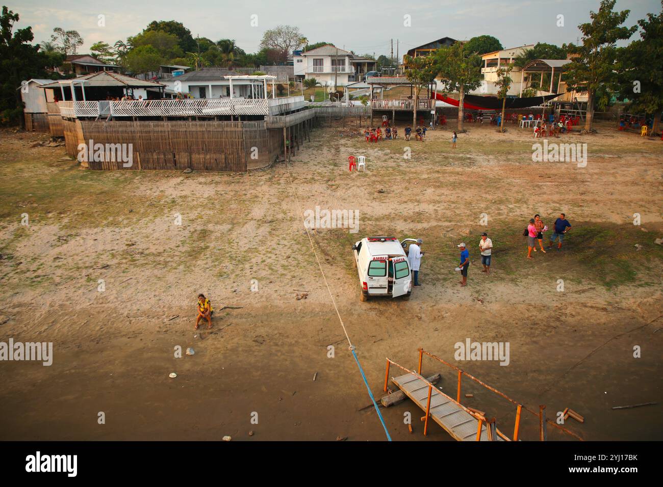 Monte Alegre, para, Brésil. 24 novembre 2023. Sur le rivage où le bateau-hôpital du pape François est amarré, une ambulance attend les patients quittant la salle d’opération pour les transférer au poste de santé communautaire, transformé pour l’occasion en salle de réveil. A Monte-Alegre, au Brésil, au milieu de la forêt amazonienne, le bateau-hôpital du Pape François, fondé et géré par la Fraternité Saint François d’assise dans la Providence de Dieu, rencontre les habitants locaux pour pallier le manque d’infrastructures sanitaires dans une région marquée par l’exploitation minière et les effets du changement climatique. (Crédit image : © Banque D'Images