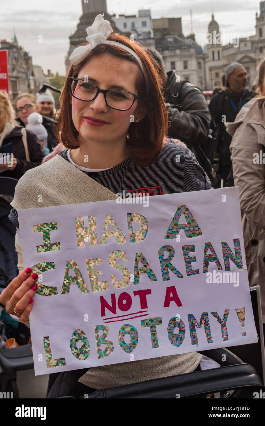 Londres, Royaume-Uni. 31 octobre 2017. Joeli Brearley du groupe de campagne Pregnant Then Screwed tient une liste de leurs revendications lors du rassemblement sur la place du Parlement appelant à agir sur la discrimination en matière de grossesse et de maternité après un rapport commandé par le gouvernement a montré que chaque année 54 000 femmes, 1 sur 9 de celles qui tombent enceintes, sont licenciées. Ce chiffre a presque doublé au cours des dix dernières années et il a été presque impossible pour ces victimes d'accéder à la justice, moins de 1 % ayant déposé une plainte devant un tribunal. Le gouvernement n'a rien fait au cours des 14 mois qui se sont écoulés depuis la publication du rapport. Les marcheurs CA Banque D'Images