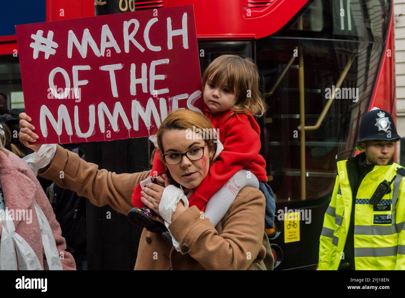 Londres, Royaume-Uni. 31 octobre 2017. Joeli Brearley du groupe de campagne Pregnant Then Screwed tient une liste de leurs revendications lors du rassemblement sur la place du Parlement appelant à agir sur la discrimination en matière de grossesse et de maternité après un rapport commandé par le gouvernement a montré que chaque année 54 000 femmes, 1 sur 9 de celles qui tombent enceintes, sont licenciées. Ce chiffre a presque doublé au cours des dix dernières années et il a été presque impossible pour ces victimes d'accéder à la justice, moins de 1 % ayant déposé une plainte devant un tribunal. Le gouvernement n'a rien fait au cours des 14 mois qui se sont écoulés depuis la publication du rapport. Les marcheurs CA Banque D'Images