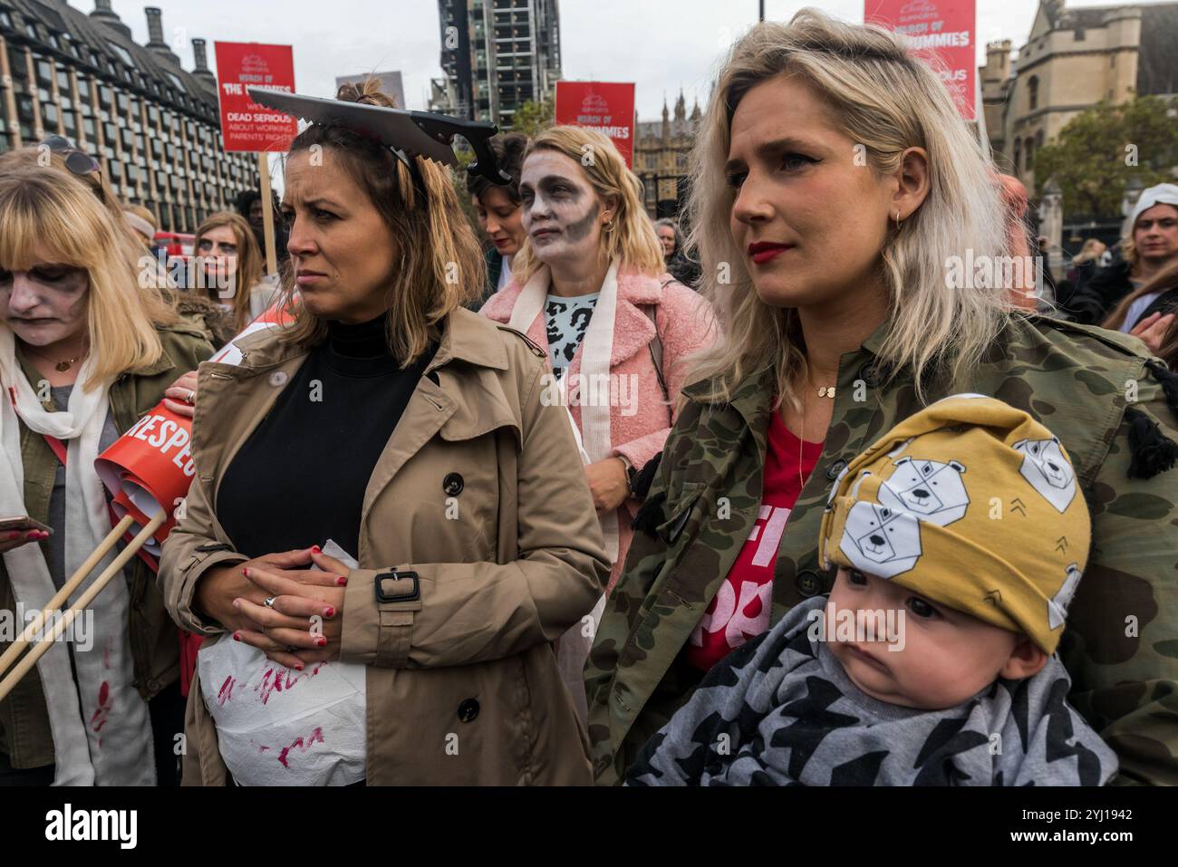 Londres, Royaume-Uni. 31 octobre 2017. Joeli Brearley du groupe de campagne Pregnant Then Screwed tient une liste de leurs revendications lors du rassemblement sur la place du Parlement appelant à agir sur la discrimination en matière de grossesse et de maternité après un rapport commandé par le gouvernement a montré que chaque année 54 000 femmes, 1 sur 9 de celles qui tombent enceintes, sont licenciées. Ce chiffre a presque doublé au cours des dix dernières années et il a été presque impossible pour ces victimes d'accéder à la justice, moins de 1 % ayant déposé une plainte devant un tribunal. Le gouvernement n'a rien fait au cours des 14 mois qui se sont écoulés depuis la publication du rapport. Les marcheurs CA Banque D'Images
