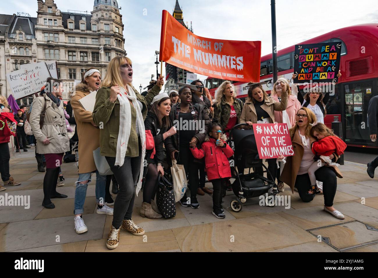 Londres, Royaume-Uni. 31 octobre 2017. Joeli Brearley du groupe de campagne Pregnant Then Screwed tient une liste de leurs revendications lors du rassemblement sur la place du Parlement appelant à agir sur la discrimination en matière de grossesse et de maternité après un rapport commandé par le gouvernement a montré que chaque année 54 000 femmes, 1 sur 9 de celles qui tombent enceintes, sont licenciées. Ce chiffre a presque doublé au cours des dix dernières années et il a été presque impossible pour ces victimes d'accéder à la justice, moins de 1 % ayant déposé une plainte devant un tribunal. Le gouvernement n'a rien fait au cours des 14 mois qui se sont écoulés depuis la publication du rapport. Les marcheurs CA Banque D'Images