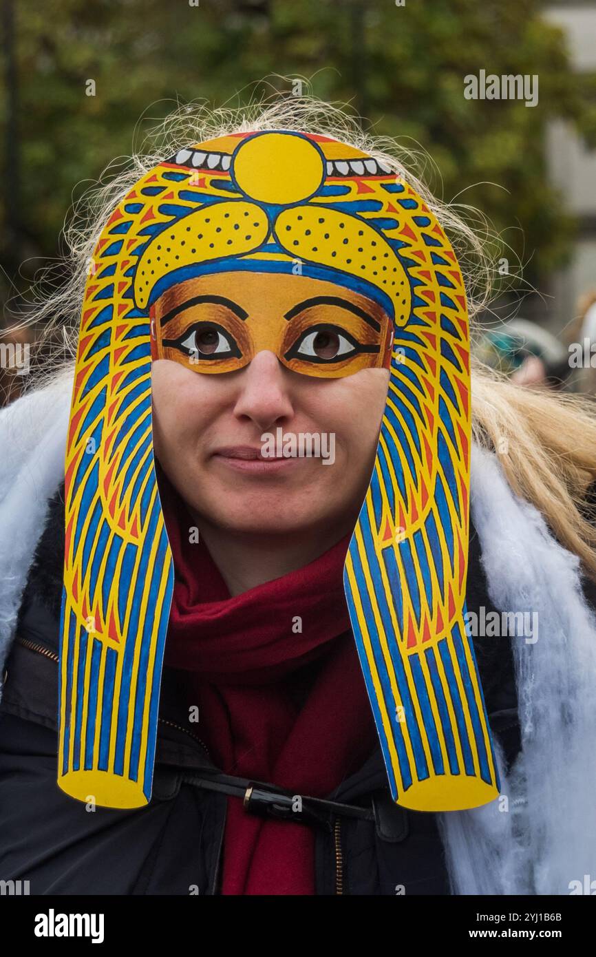 Londres, Royaume-Uni. 31 octobre 2017. Joeli Brearley du groupe de campagne Pregnant Then Screwed tient une liste de leurs revendications lors du rassemblement sur la place du Parlement appelant à agir sur la discrimination en matière de grossesse et de maternité après un rapport commandé par le gouvernement a montré que chaque année 54 000 femmes, 1 sur 9 de celles qui tombent enceintes, sont licenciées. Ce chiffre a presque doublé au cours des dix dernières années et il a été presque impossible pour ces victimes d'accéder à la justice, moins de 1 % ayant déposé une plainte devant un tribunal. Le gouvernement n'a rien fait au cours des 14 mois qui se sont écoulés depuis la publication du rapport. Les marcheurs CA Banque D'Images