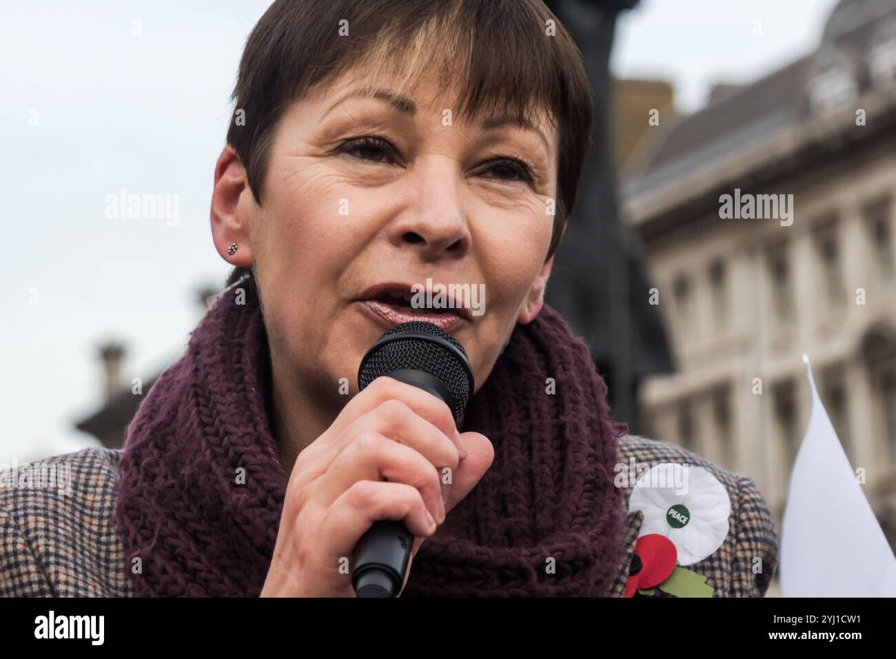 Londres, Royaume-Uni. 31 octobre 2017. Joeli Brearley du groupe de campagne Pregnant Then Screwed tient une liste de leurs revendications lors du rassemblement sur la place du Parlement appelant à agir sur la discrimination en matière de grossesse et de maternité après un rapport commandé par le gouvernement a montré que chaque année 54 000 femmes, 1 sur 9 de celles qui tombent enceintes, sont licenciées. Ce chiffre a presque doublé au cours des dix dernières années et il a été presque impossible pour ces victimes d'accéder à la justice, moins de 1 % ayant déposé une plainte devant un tribunal. Le gouvernement n'a rien fait au cours des 14 mois qui se sont écoulés depuis la publication du rapport. Les marcheurs CA Banque D'Images