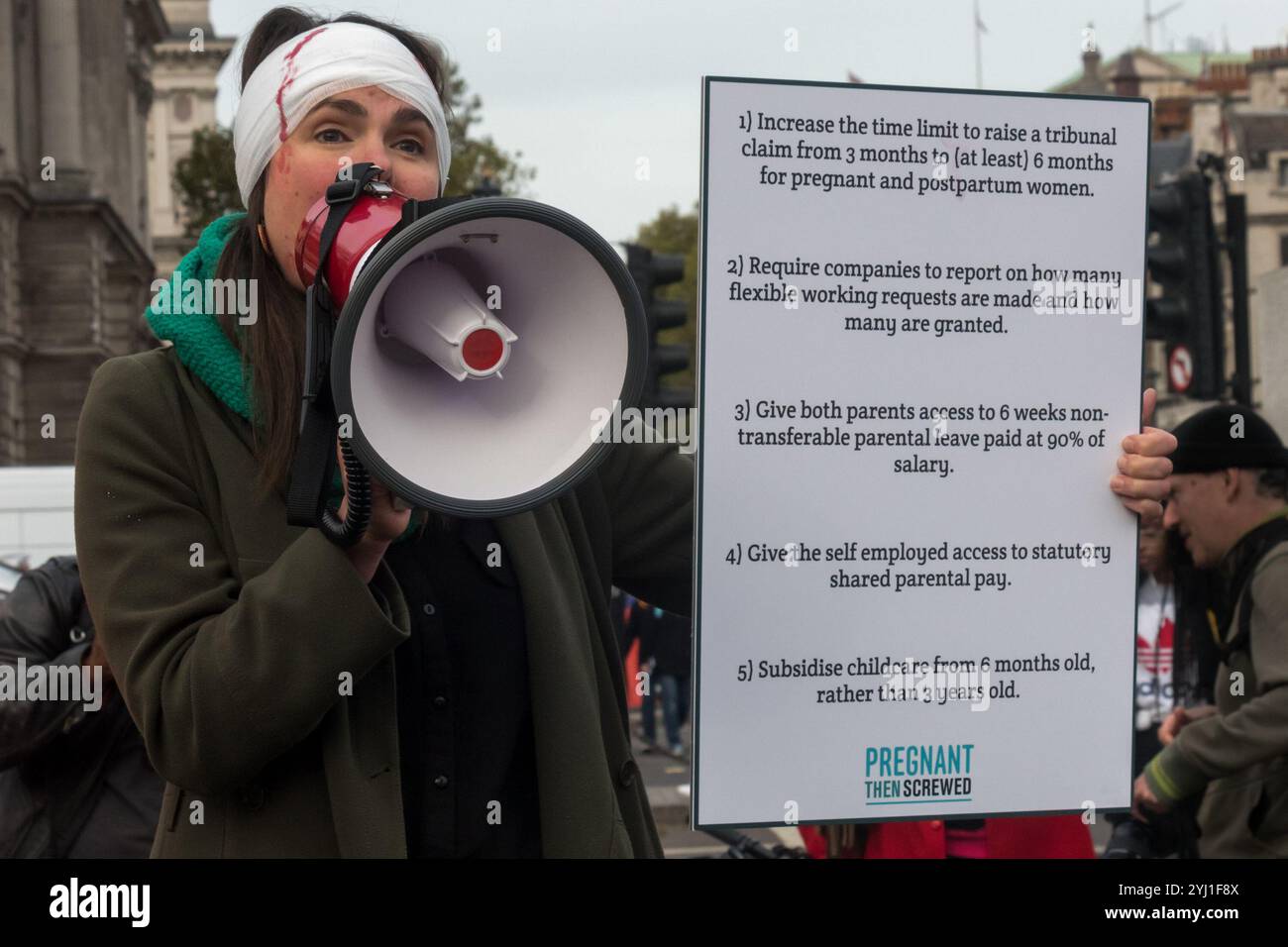 Londres, Royaume-Uni. 31 octobre 2017. Joeli Brearley du groupe de campagne Pregnant Then Screwed tient une liste de leurs revendications lors du rassemblement sur la place du Parlement appelant à agir sur la discrimination en matière de grossesse et de maternité après un rapport commandé par le gouvernement a montré que chaque année 54 000 femmes, 1 sur 9 de celles qui tombent enceintes, sont licenciées. Ce chiffre a presque doublé au cours des dix dernières années et il a été presque impossible pour ces victimes d'accéder à la justice, moins de 1 % ayant déposé une plainte devant un tribunal. Le gouvernement n'a rien fait au cours des 14 mois qui se sont écoulés depuis la publication du rapport. Les marcheurs CA Banque D'Images