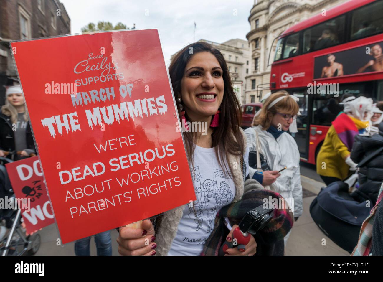 Londres, Royaume-Uni. 31 octobre 2017. Joeli Brearley du groupe de campagne Pregnant Then Screwed tient une liste de leurs revendications lors du rassemblement sur la place du Parlement appelant à agir sur la discrimination en matière de grossesse et de maternité après un rapport commandé par le gouvernement a montré que chaque année 54 000 femmes, 1 sur 9 de celles qui tombent enceintes, sont licenciées. Ce chiffre a presque doublé au cours des dix dernières années et il a été presque impossible pour ces victimes d'accéder à la justice, moins de 1 % ayant déposé une plainte devant un tribunal. Le gouvernement n'a rien fait au cours des 14 mois qui se sont écoulés depuis la publication du rapport. Les marcheurs CA Banque D'Images
