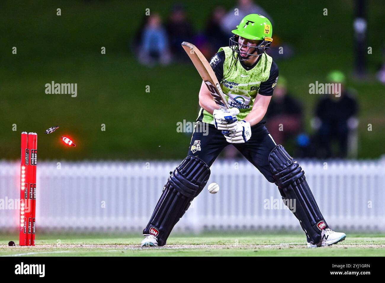 Sydney, Australie. 12 novembre 2024. Heather Knight of Sydney Thunder est éliminée par Alana King of Perth Scorchers lors du match de Big Bash League féminin entre Sydney Thunder et Perth Scorchers à Drummoyne Oval. Perth Scorchers remporte le match de Big Bash League féminin contre le Thunder de Sydney par 74 courses. Perth Scorchers : 171/7 (20 overs), Sydney Thunder : 97/10 (19,3 overs). (Photo de Ayush Kumar/SOPA images/SIPA USA) crédit : SIPA USA/Alamy Live News Banque D'Images