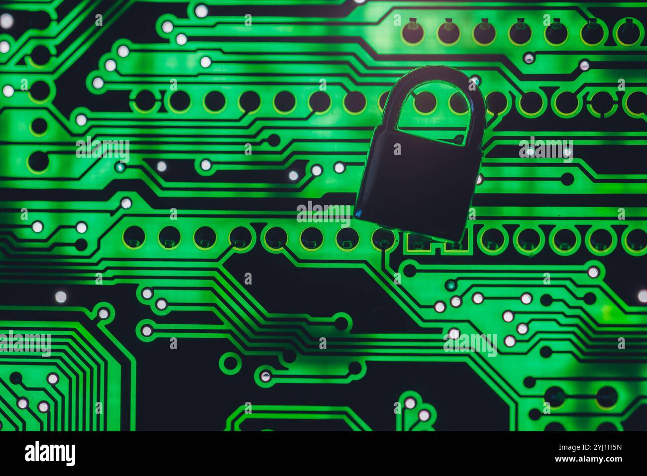 Verrouillage de sécurité numérique réglé sur fond de carte de circuit imprimé, cybersécurité Banque D'Images