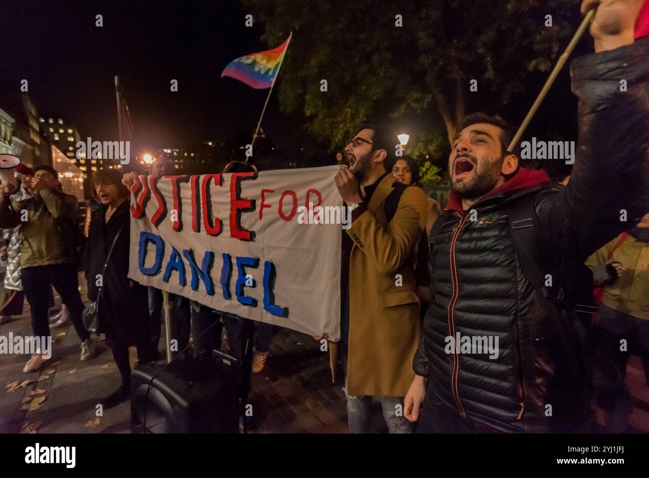 Londres, Royaume-Uni. 6 novembre 2017. Les étudiants et sympathisants de la LSE protestent contre les abus homophobes dont Daniel, l'un des nettoyeurs de la LSE, a été victime au cours des 10 derniers mois en dehors d'une conférence que la LSE organise "droits LGBT : et après?". Les plaintes de Daniel et de son syndicat ont été écartées et il a été menacé de mesures disciplinaires pour en avoir fait certaines. Son procès contre l'employeur Noonan sera porté devant le tribunal en janvier. Les étudiants accusent la LSE d'hypocrisie, se vantant de sa promotion des droits des homosexuels, mais refusant de prendre toute mesure ; bien que le contrat de nettoyage soit terminé Banque D'Images