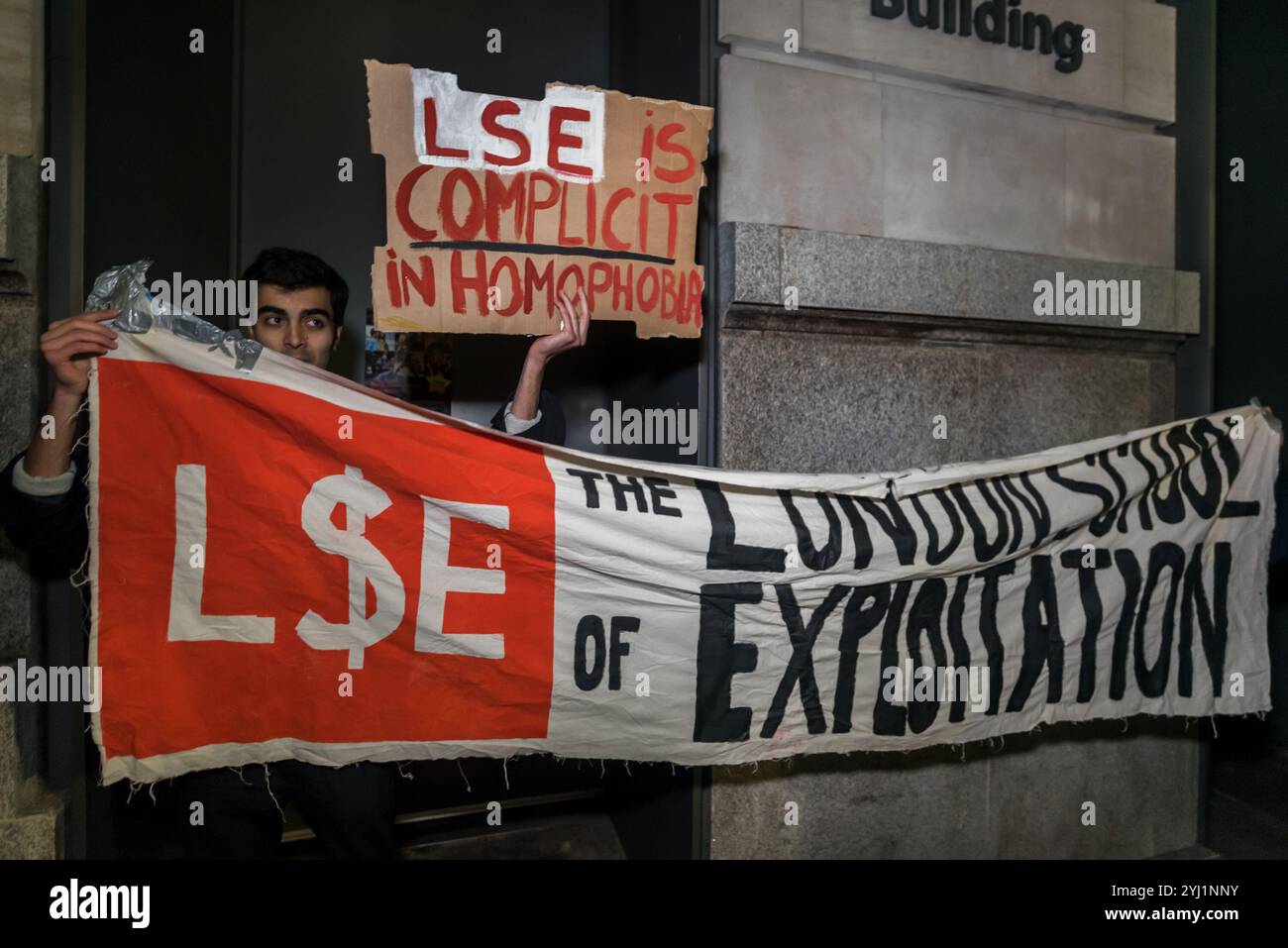 Londres, Royaume-Uni. 6 novembre 2017. Les étudiants et sympathisants de la LSE protestent contre les abus homophobes dont Daniel, l'un des nettoyeurs de la LSE, a été victime au cours des 10 derniers mois en dehors d'une conférence que la LSE organise "droits LGBT : et après?". Les plaintes de Daniel et de son syndicat ont été écartées et il a été menacé de mesures disciplinaires pour en avoir fait certaines. Son procès contre l'employeur Noonan sera porté devant le tribunal en janvier. Les étudiants accusent la LSE d'hypocrisie, se vantant de sa promotion des droits des homosexuels, mais refusant de prendre toute mesure ; bien que le contrat de nettoyage soit terminé Banque D'Images