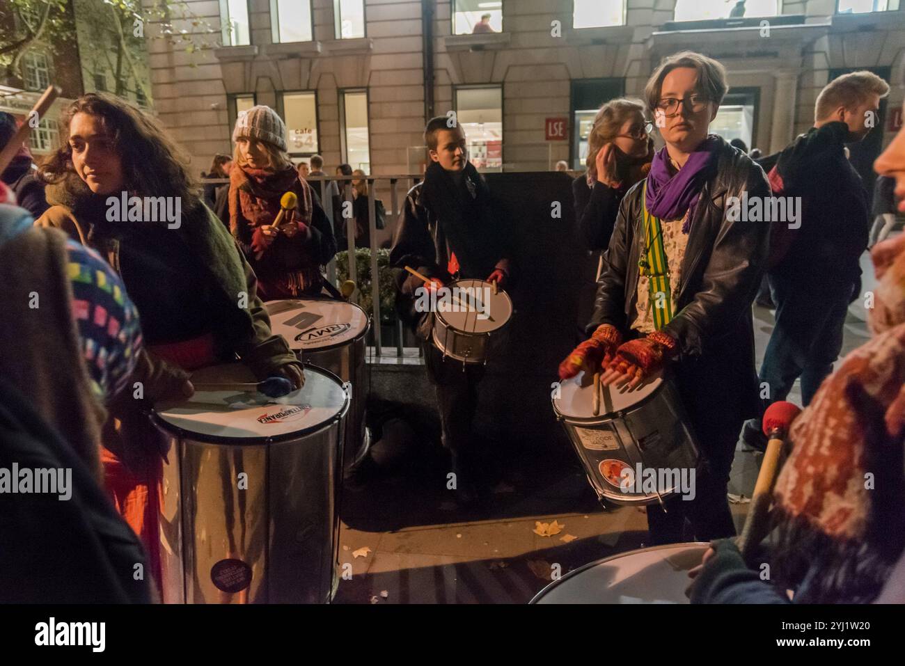 Londres, Royaume-Uni. 6 novembre 2017. Les étudiants et sympathisants de la LSE protestent contre les abus homophobes dont Daniel, l'un des nettoyeurs de la LSE, a été victime au cours des 10 derniers mois en dehors d'une conférence que la LSE organise "droits LGBT : et après?". Les plaintes de Daniel et de son syndicat ont été écartées et il a été menacé de mesures disciplinaires pour en avoir fait certaines. Son procès contre l'employeur Noonan sera porté devant le tribunal en janvier. Les étudiants accusent la LSE d'hypocrisie, se vantant de sa promotion des droits des homosexuels, mais refusant de prendre toute mesure ; bien que le contrat de nettoyage soit terminé Banque D'Images