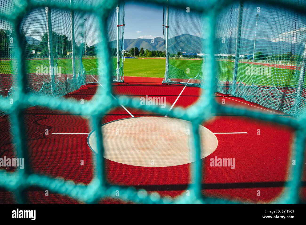 Vue rapprochée de l'intérieur d'un marteau extérieur moderne et cage de lancement de Discus sur un stade athlétique contemporain Banque D'Images
