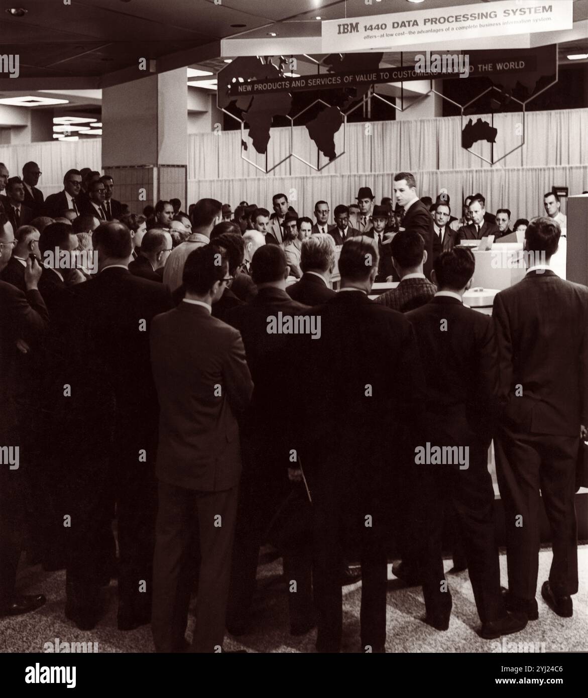 Démonstration de l'ordinateur IBM 1440 Data Processing System au salon IBM Business Show, New York Coliseum, avril 1963. (ÉTATS-UNIS) Banque D'Images