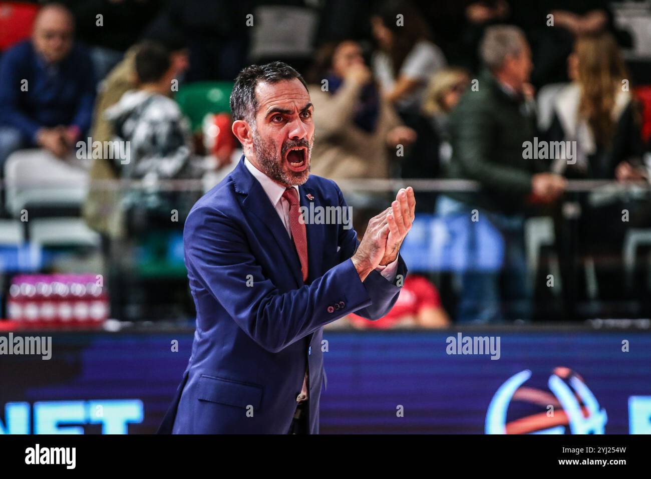 Federico Fuca entraîneur adjoint Unahotels Reggio Emilia lors du Pallacanestro Reggiana vs WKS Slask Wroclaw, match de basket-ball de la Ligue des Champions à Reggio Emilia, Italie, le 12 novembre 2024 Banque D'Images