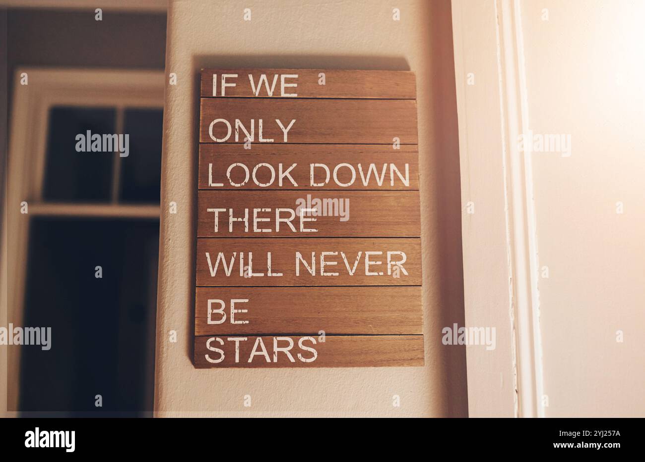 Maison, bois et signe pour la motivation, texte et décoration intérieure avec encouragement. Vide, appartement et fenêtre avec citation inspirante, affiche Banque D'Images