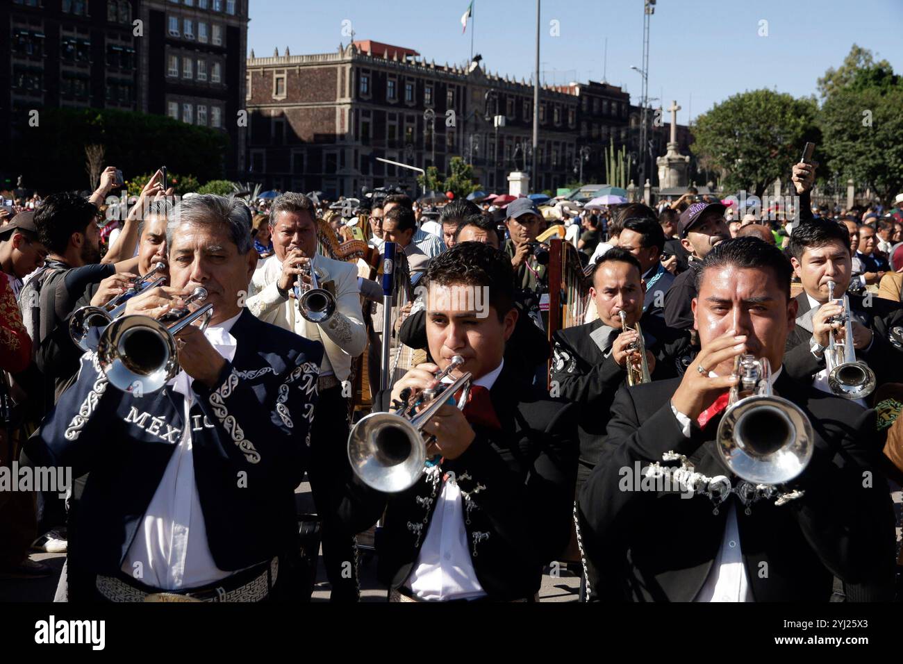 Nouveau record du monde Guinness pour Mariachis chantant Cielito Lindo cent mariachis participant au record du monde Mariachi dans le cadre de la clôture du premier Congrès mondial Mariachi. 1 122 Mariachis bat le record du monde Guinness en interprétant la populaire chanson mexicaine Cielito Lindo en même temps sur la place principale Zocalo. Le 10 novembre 2024 à Mexico, Mexique. Mexico CDMX Mexique Copyright : xLuisxBarronx Banque D'Images