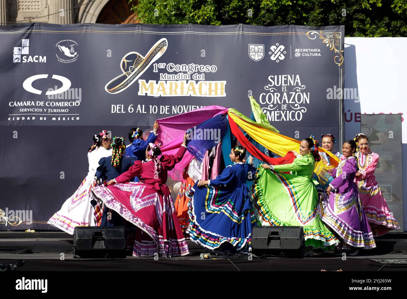 Nouveau record du monde Guinness pour Mariachis chantant Cielito Lindo cent mariachis participant au record du monde Mariachi dans le cadre de la clôture du premier Congrès mondial Mariachi. 1 122 Mariachis bat le record du monde Guinness en interprétant la populaire chanson mexicaine Cielito Lindo en même temps sur la place principale Zocalo. Le 10 novembre 2024 à Mexico, Mexique. Mexico CDMX Mexique Copyright : xLuisxBarronx Banque D'Images