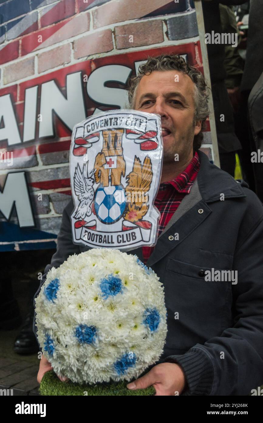 Londres, Royaume-Uni. 7 octobre 2017. Les vétérans de la lutte contre le terrorisme s'alignent avec une couronne et leur bannière à Park Lane avant de marcher avec la Football Lads Alliance vers Westminster Bridge avec des couronnes représentant des clubs grands et petits à travers le pays. Les plusieurs milliers de manifestants protestaient contre les récents attentats terroristes au Royaume-Uni et en Europe, se souvenaient des victimes et appelaient le gouvernement à prendre des mesures décisives contre la menace extrémiste, notamment en enfermant tous les suspects terroristes et en expulsant ceux d'origine étrangère. Les organisateurs soulignent qu'ils sont opposés à tout extrémisme Banque D'Images