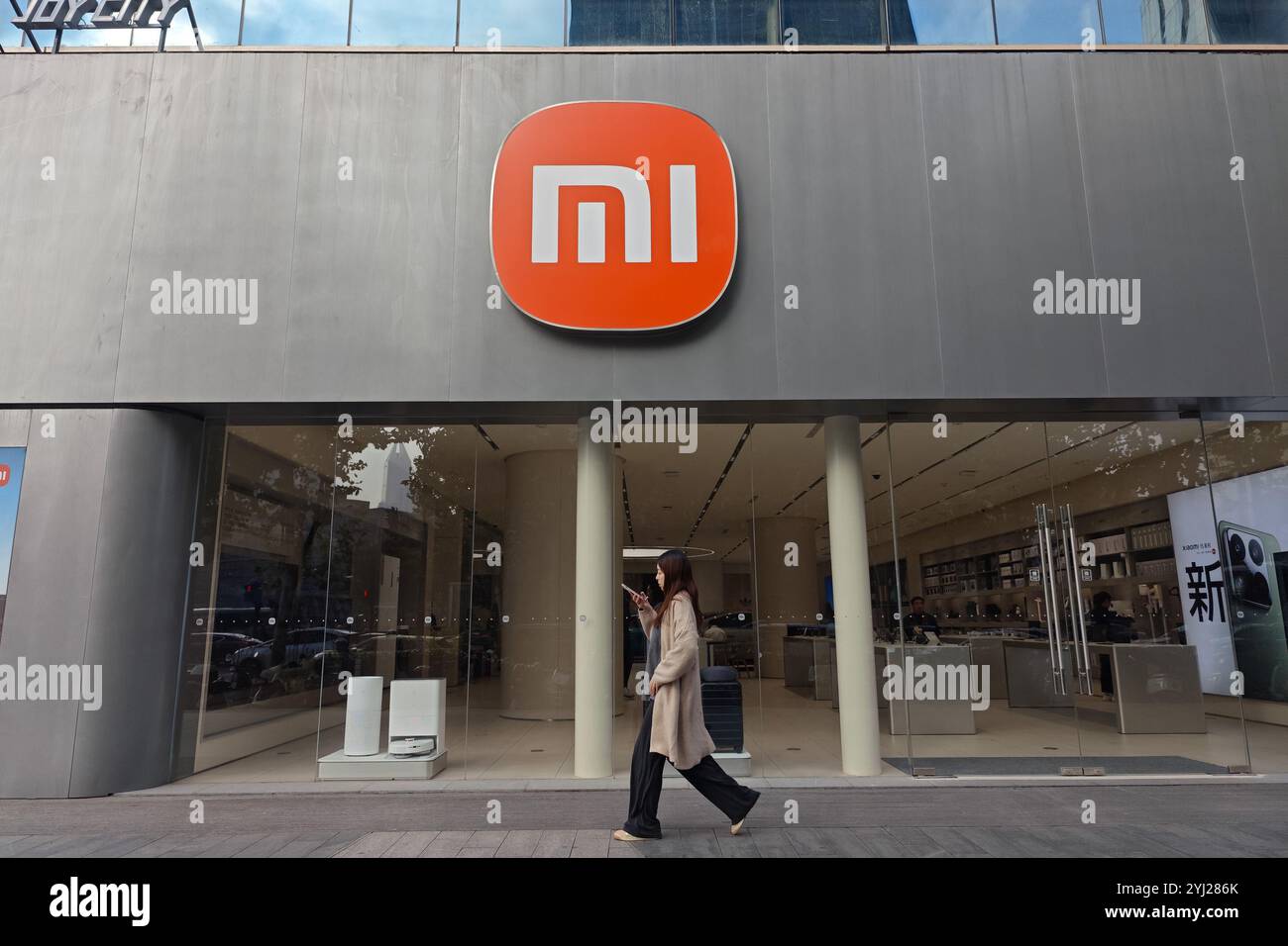 Un piéton passe devant le magasin Xiaomi à Shanghai, en Chine, le 13 novembre 2024. Banque D'Images
