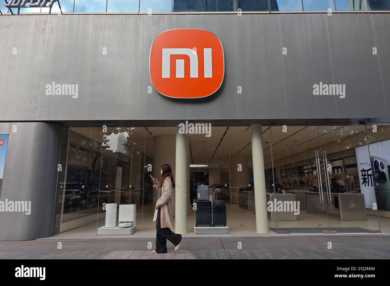 Un piéton passe devant le magasin Xiaomi à Shanghai, en Chine, le 13 novembre 2024. Banque D'Images