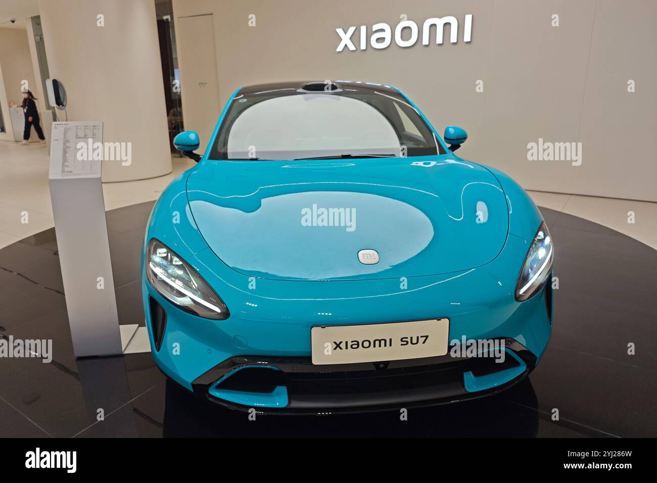 Une voiture Xiaomi SU7 est exposée dans un magasin Xiaomi à Shanghai, en Chine, le 13 novembre 2024. Banque D'Images