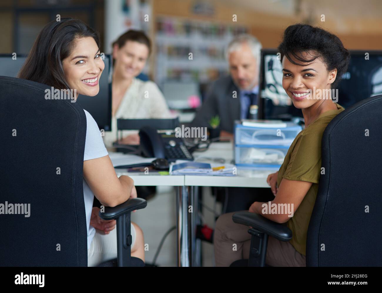 Portrait, créatif et gens d'affaires au bureau, bonheur et coworking avec salle de presse. Visage, agence de magazine ou employé avec sourire, journaliste et Banque D'Images