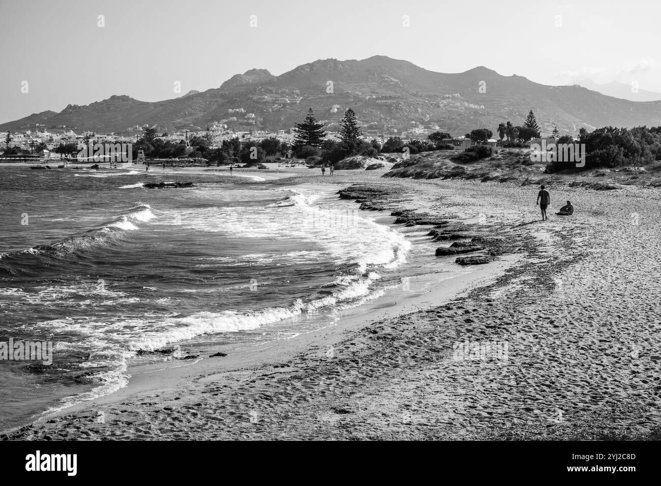 Plage de la ville de Naxos Hora à Naxos, la plus grande des îles grecques des Cyclades dans la mer Égée de Grèce le 20 août 2023 Banque D'Images