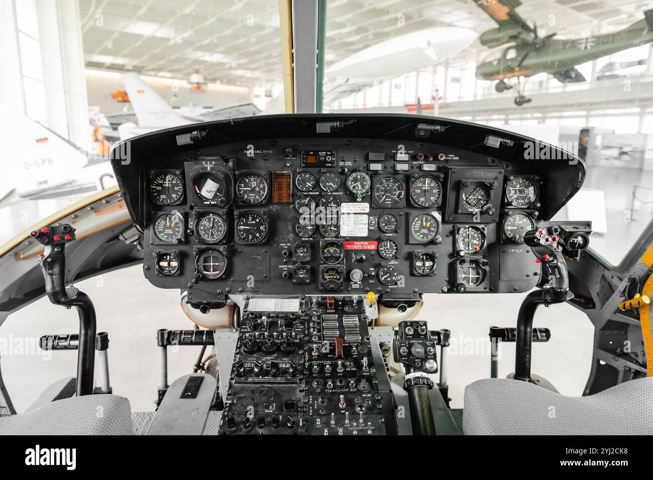 Cockpit d'hélicoptère. Tableau de bord de Bell UH-1D Iroquois garé dans un hangar. Banque D'Images