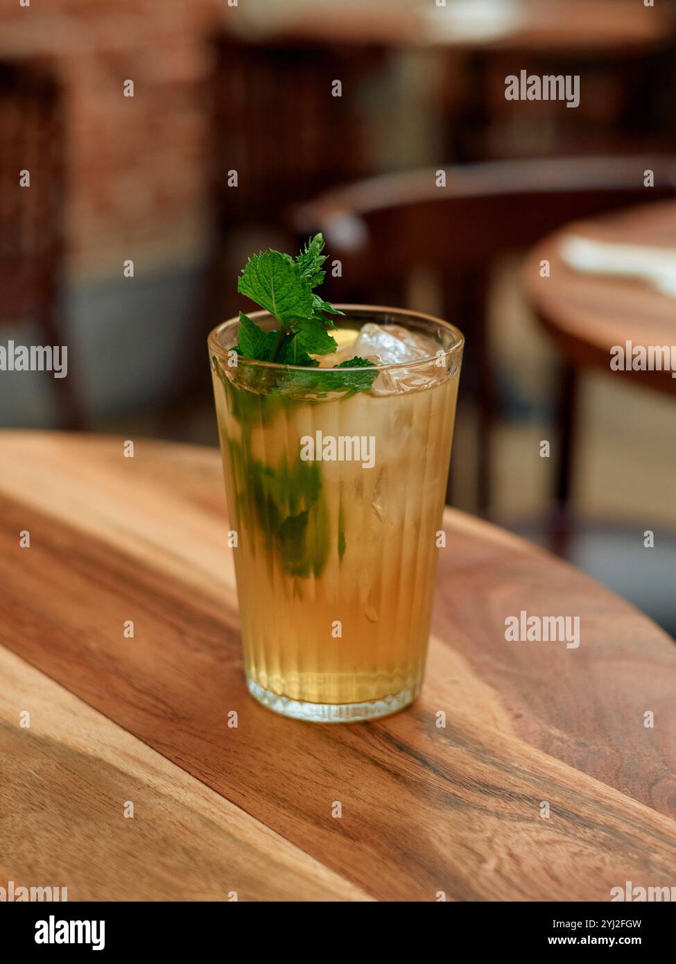 Thé glacé garni de menthe fraîche sur une table en bois dans un café, Portugal Banque D'Images